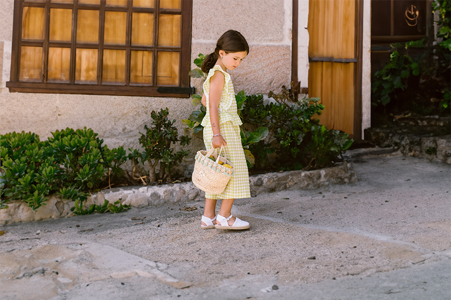 Durchbrochene Espadrilles für Mädchen mit Schnalle