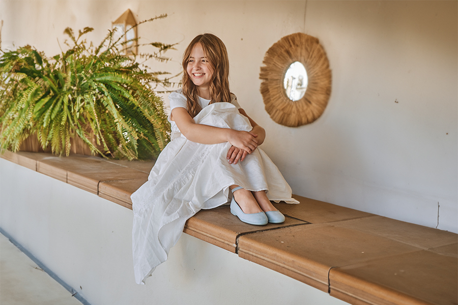 Ballerinas mit Satinbändern und Knöchelriemchen