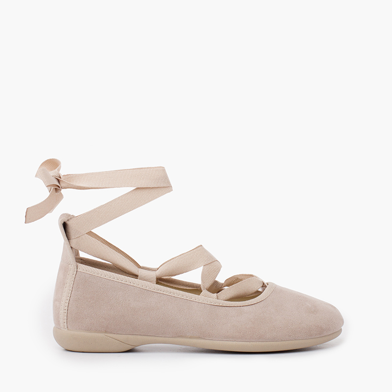 Ballerinas mit Wildleder-Effekt und Bändern Beige