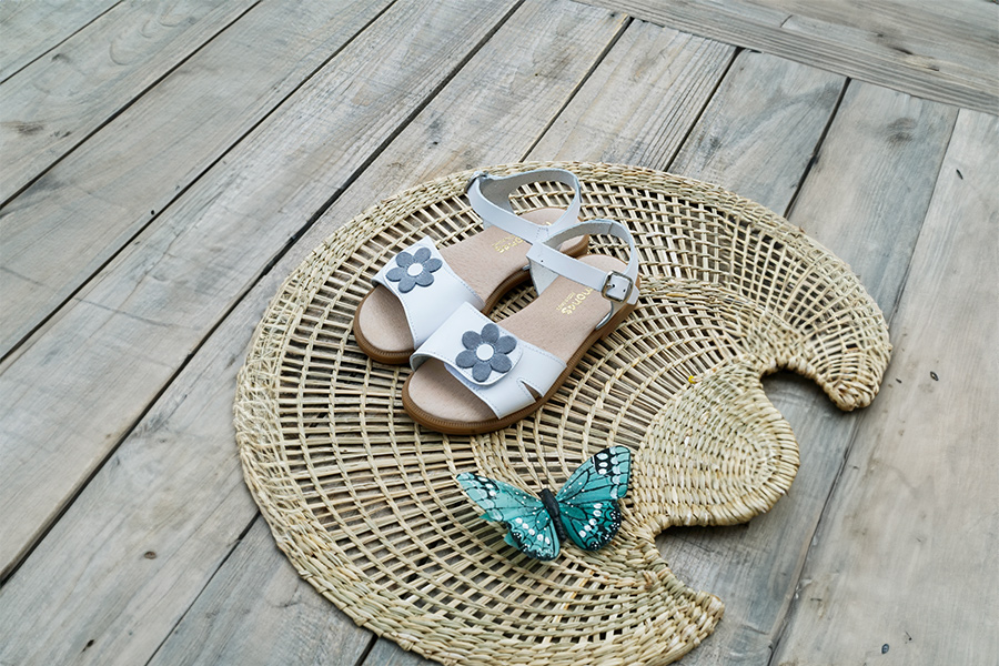 Sandalen mit breitem Haftriemen, Blumenapplikation und Schnallenverschluss