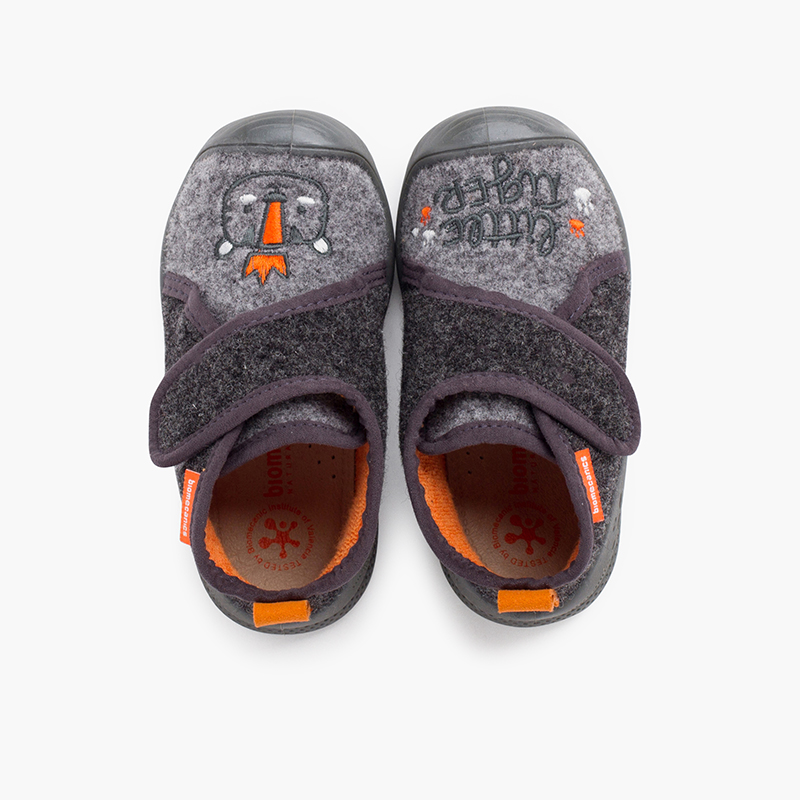 Biomecanics Heimschuhe mit verstärkter Zehenpartie Grau