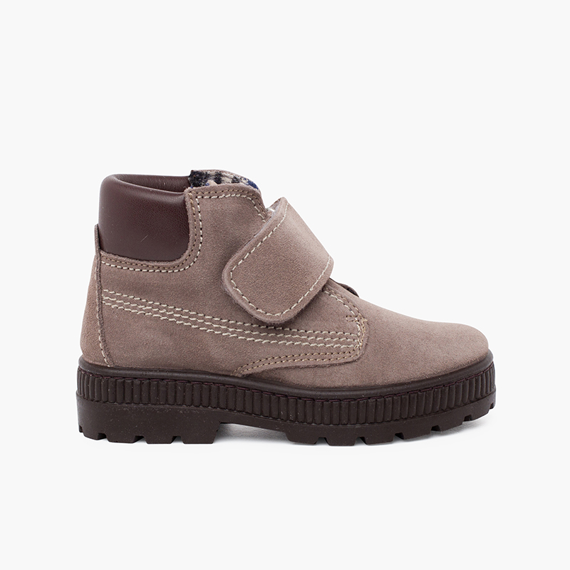 Stiefel mit Track-Sohle, Haftbandverschluss und Ziernähten Grau