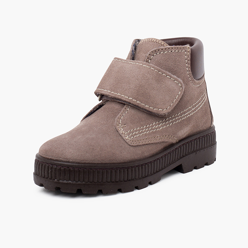 Stiefel mit Track-Sohle, Haftbandverschluss und Ziernähten Grau