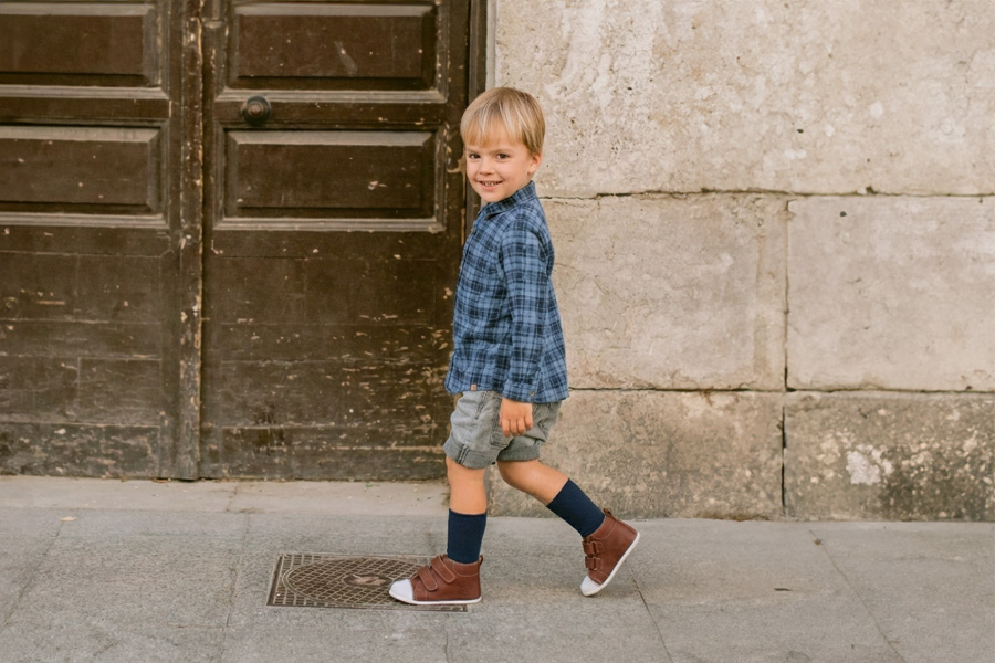 Sportliche Lederschuhe mit weißer Gummispitze