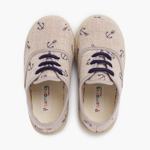 Sportschuhe mit bunten Schnürsenkeln Marineblau