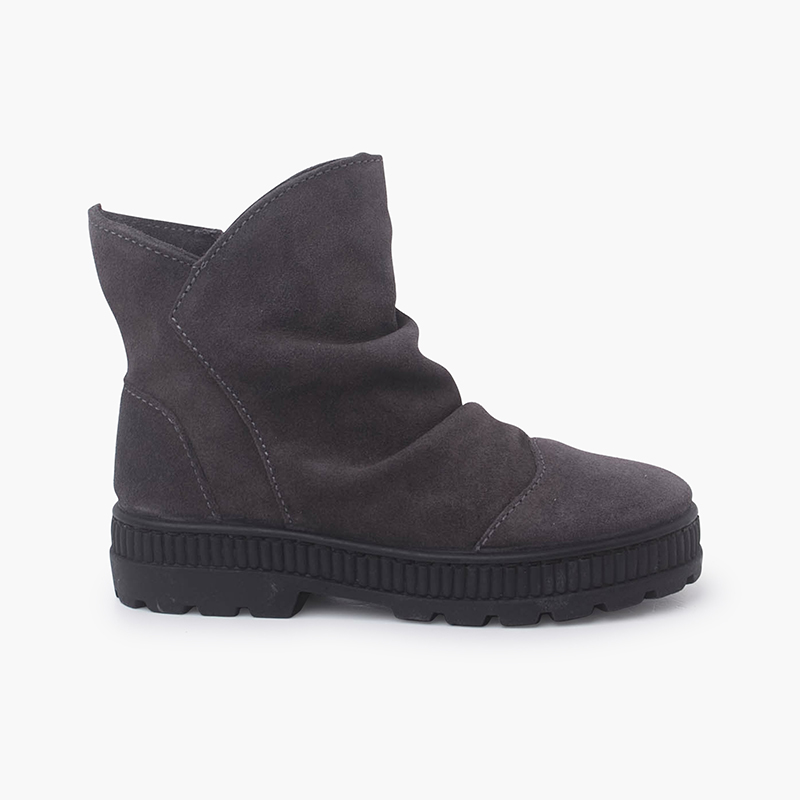 Wildlederstiefel mit Knittereffekt Grau