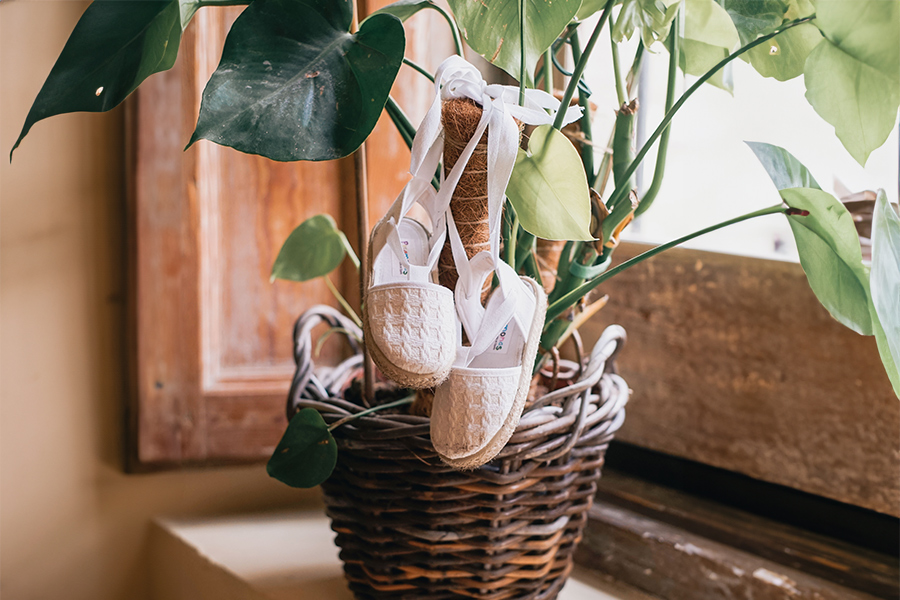 Espadrilles mit geflochtenem Effekt und Bändern