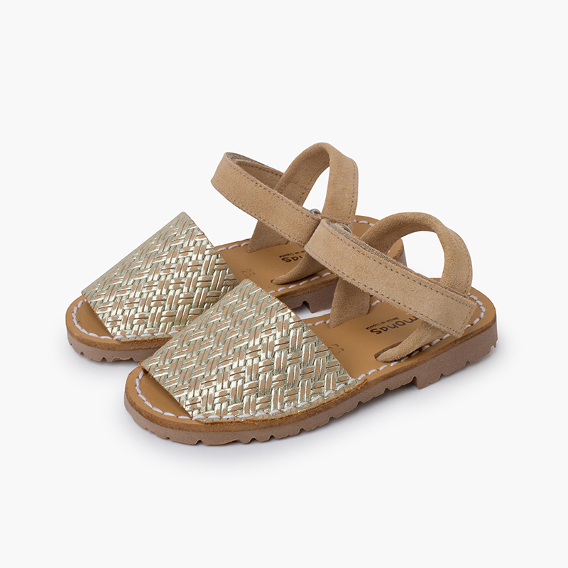 Metallisch glänzende Menorquin-Sandalen mit Flechtoptik Gold