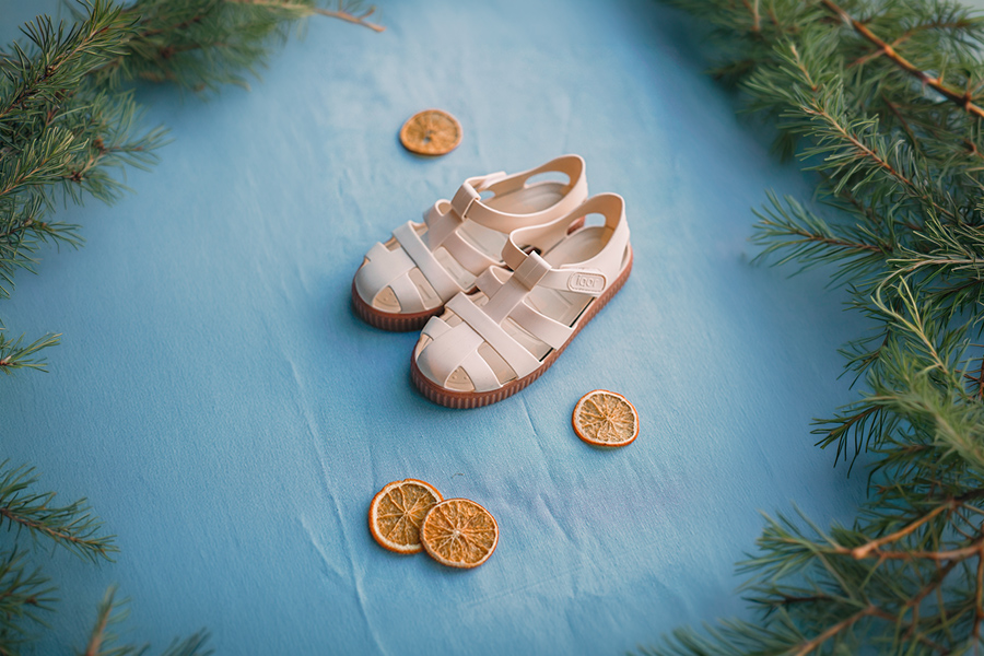 Strandsandalen im Sneaker-Stil mit Karamellsohle