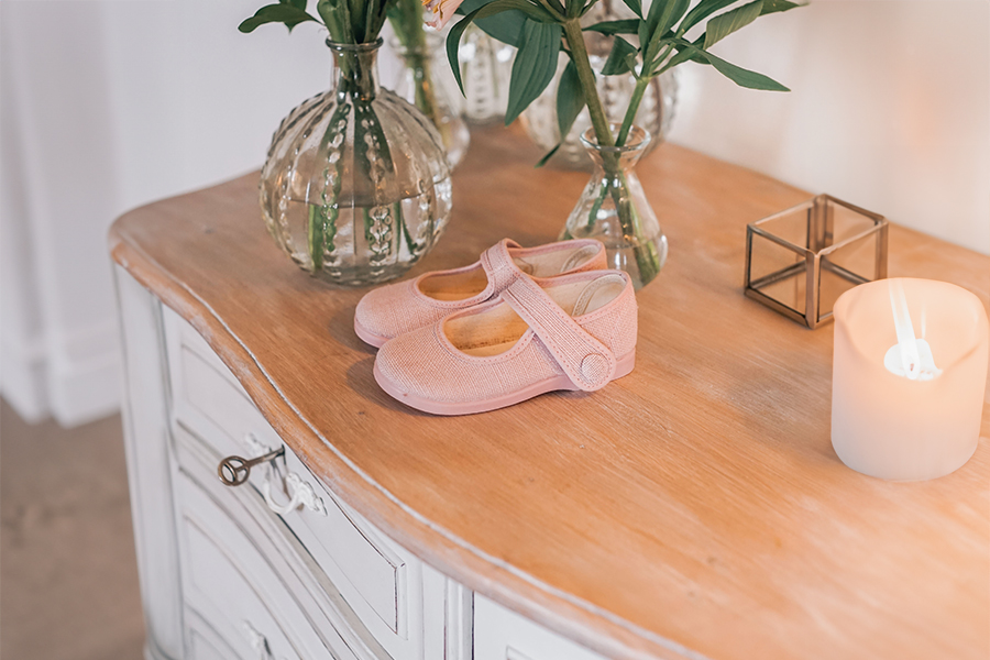 Leinen-Mary Janes mit Knopfverzierung