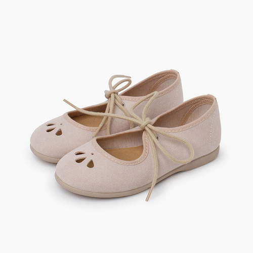 Mary Janes mit feiner Schleife und Lochmuster Sand
