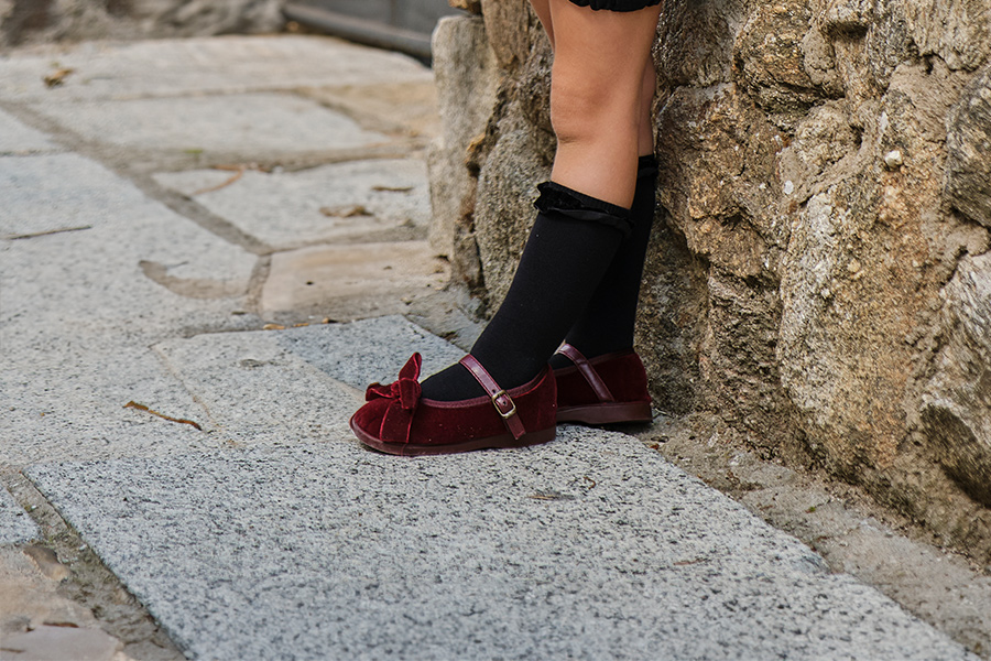 Mary Janes mit Lederband und Samtbändchen