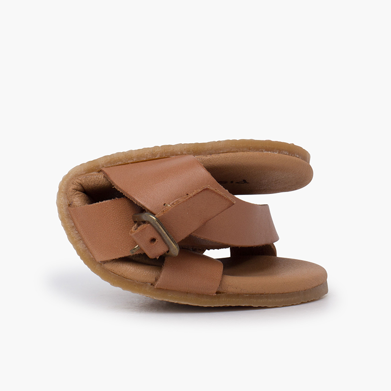 Weiche Sandalen aus Nappaleder mit gekreuzten Riemen Sand