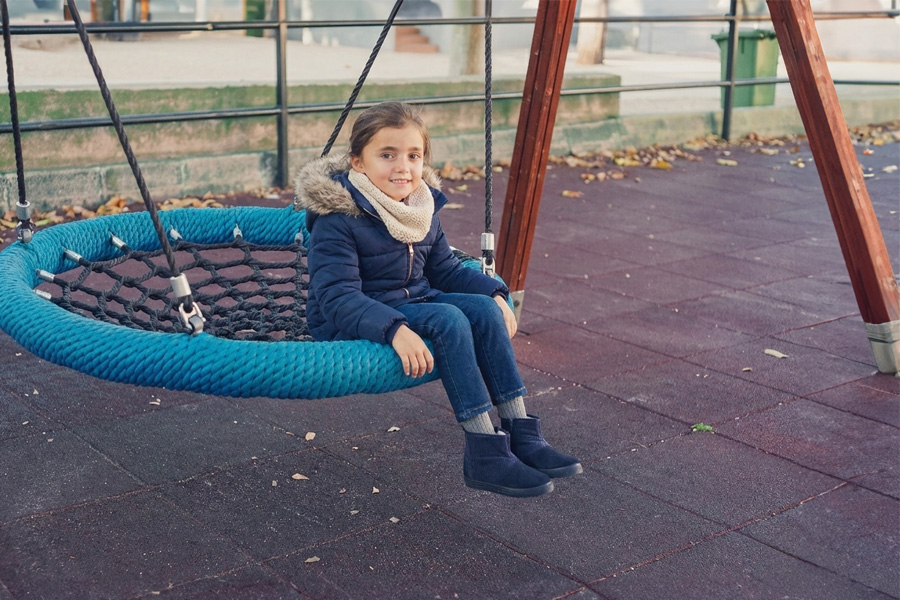 Barfuß-Stiefeletten aus Veloursleder mit Klettverschluss