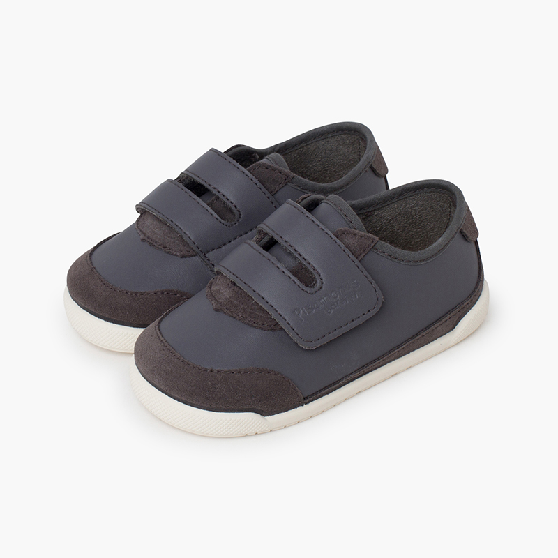 Sportschuhe mit weißer Sohle. Grau