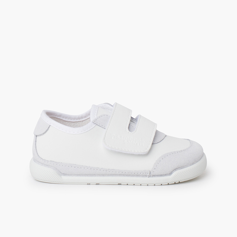 Sportschuhe mit weißer Sohle. Weiß