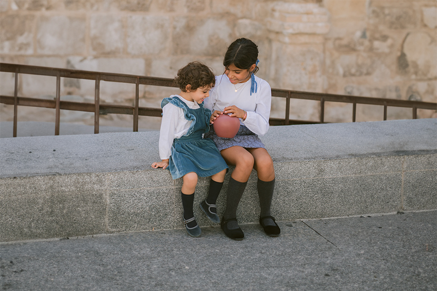 Mary Janes aus Samt mit antikgoldener Schnalle