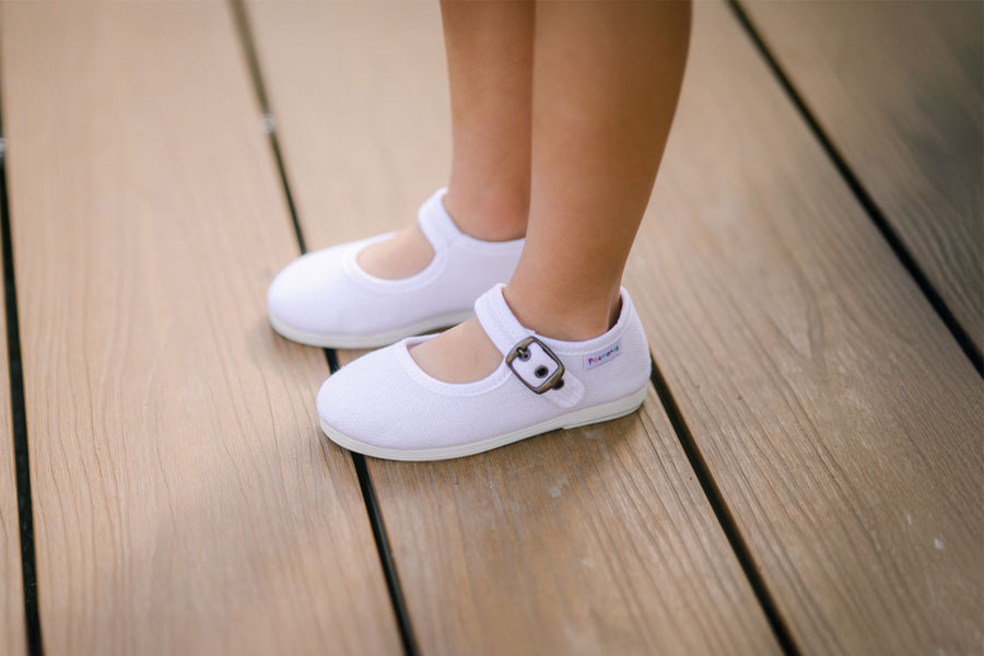 Flexible Leinen-Mary Janes Schnalle