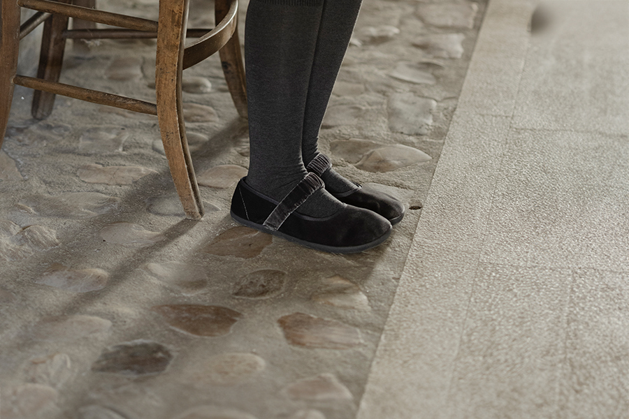 Barefoot-Mary Janes Samt gerafftem Riemen