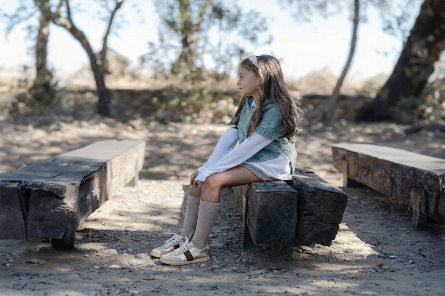 Mädchensneaker Schnürsenkeln metallischen Details