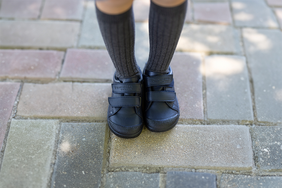 Barfuß-Schulsporttrainer Kinder