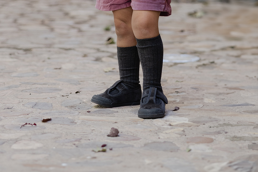 Barfuß- Riemchenschuhe Samt Zehenkappe Gummi