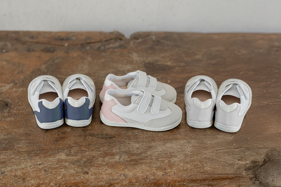 Minimalistische Sportschuhe farbiger Fersenkappe