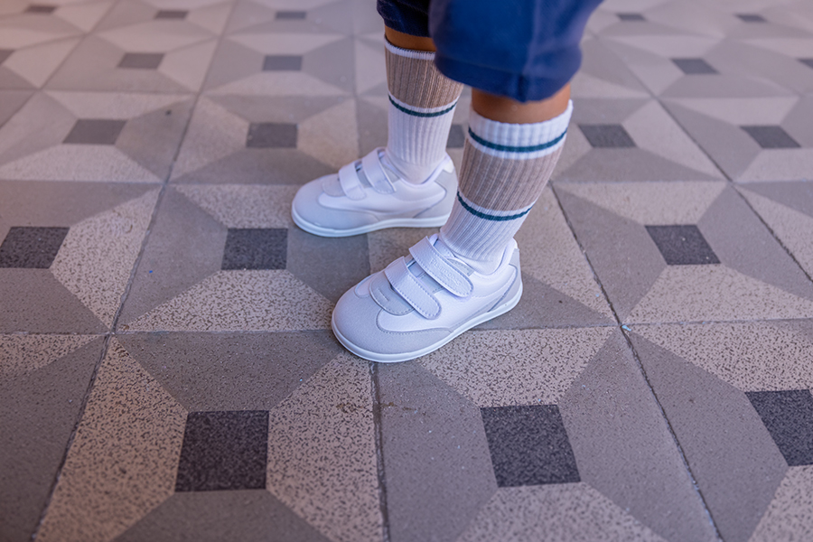 Minimalistische Sportschuhe farbiger Fersenkappe