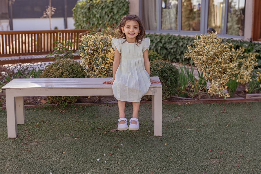 Barfuß-Spangenschuhe für Mädchen mit Glanzeffekt