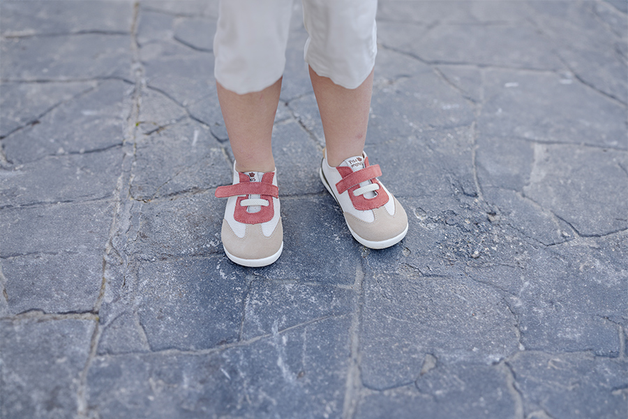 Barfuß-Sneaker Elastikschnürsenkeln und Klettverschluss
