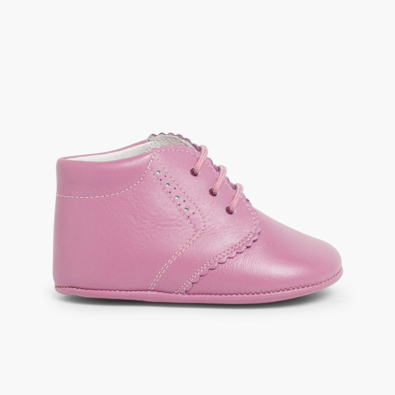 Stiefelpolster mit Schnürsenkeln und gehacktem Leder Aubergine