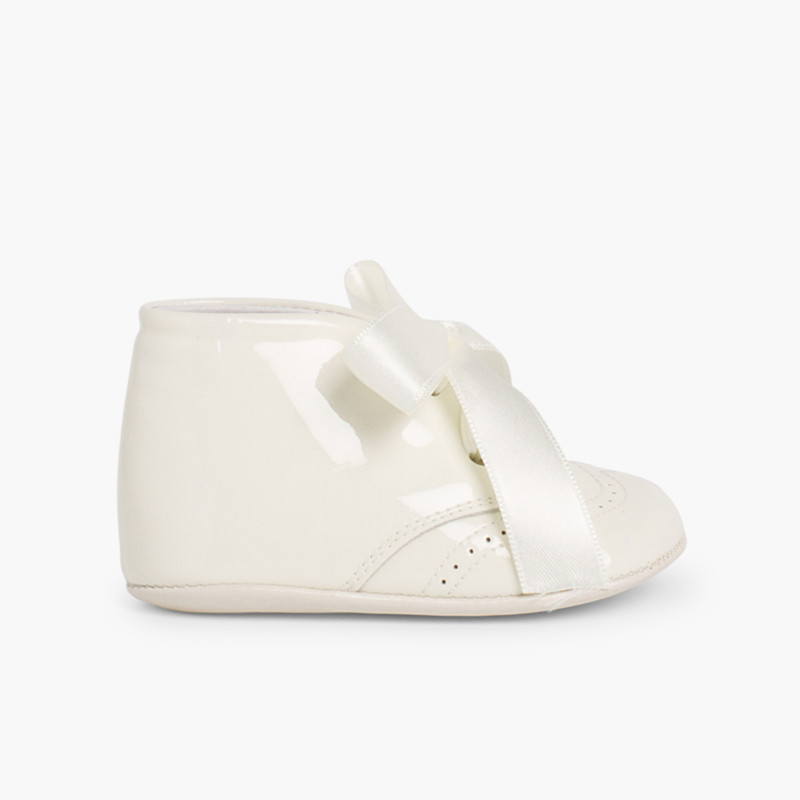 Babyschalenbezüge aus Lackleder mit Satinband Beige