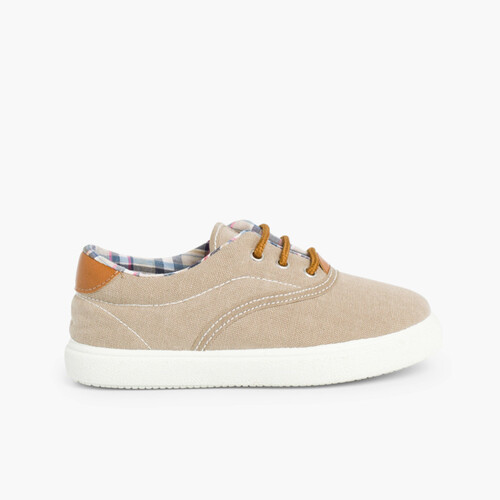 Turnschuhe mit Kontrast aus Leinen und Schnürsenkeln Sand