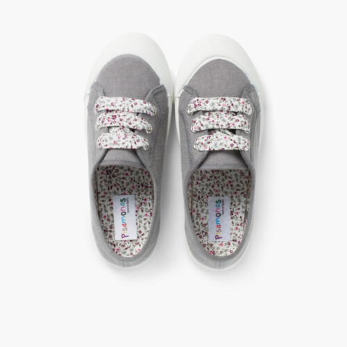 Stoff Turnschuhe mit Gummispitze und Schnürsenkeln Grau