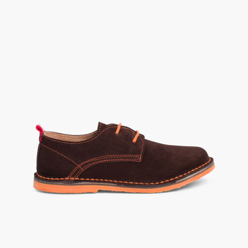 Blucherschuhe aus Wildleder mit farbiger Sohle und Schnürsenkeln Braun