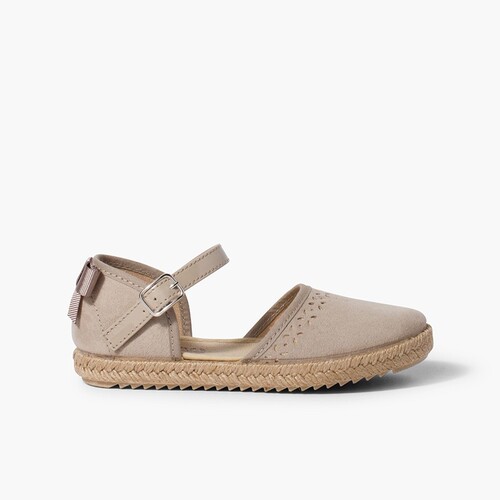 Espadrilles mit Perforationen und hinterer Schleife Sand