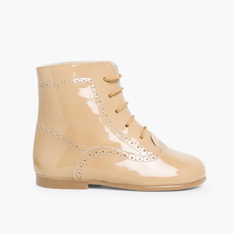 Stiefel für Mädchen aus Lackleder Kamel