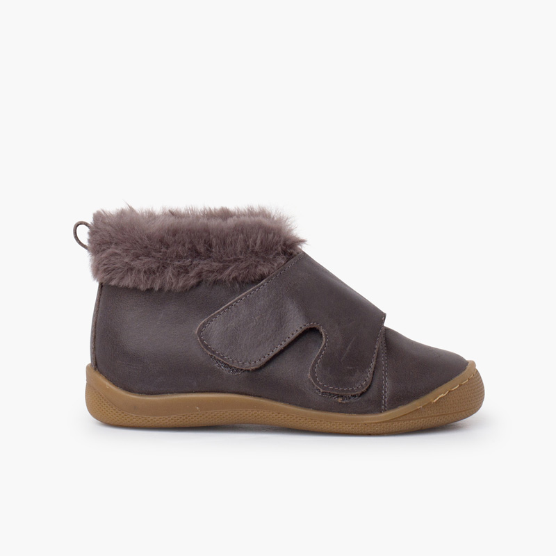 Lederstiefel mit breitem Riemen und Pelzkragen Grau