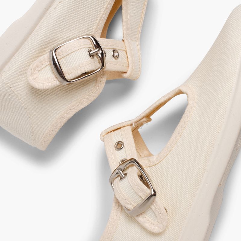 Klassische Babyschuhe aus Stoff mit Schnalle