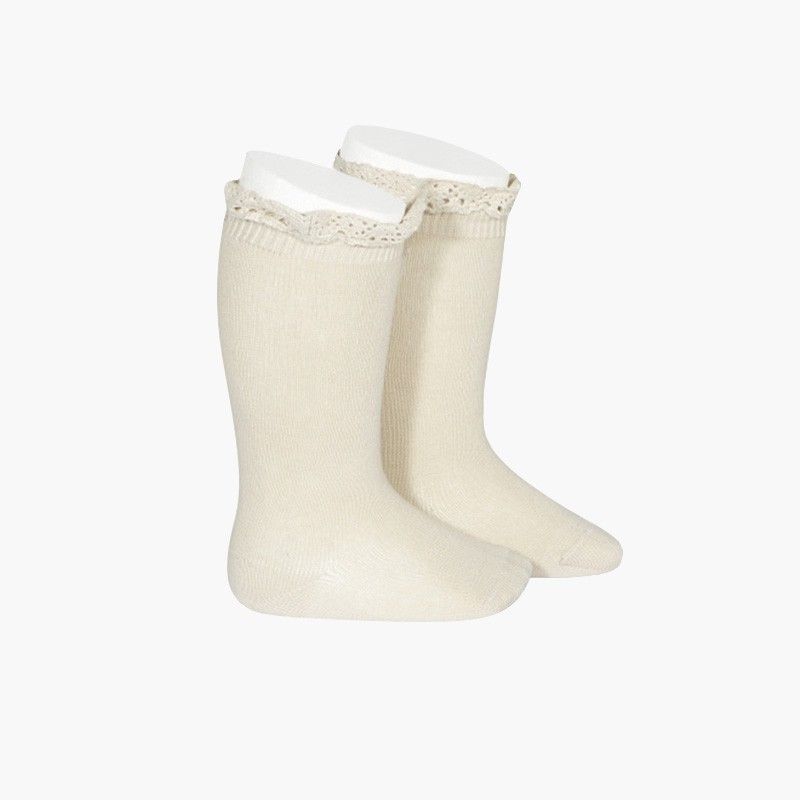 Hohe Strümpfe mit Spitze