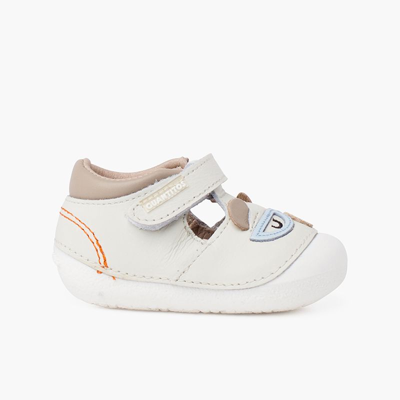 Flexible Sohlen-Sandalen für erste Schritte mit Bärenapplikation