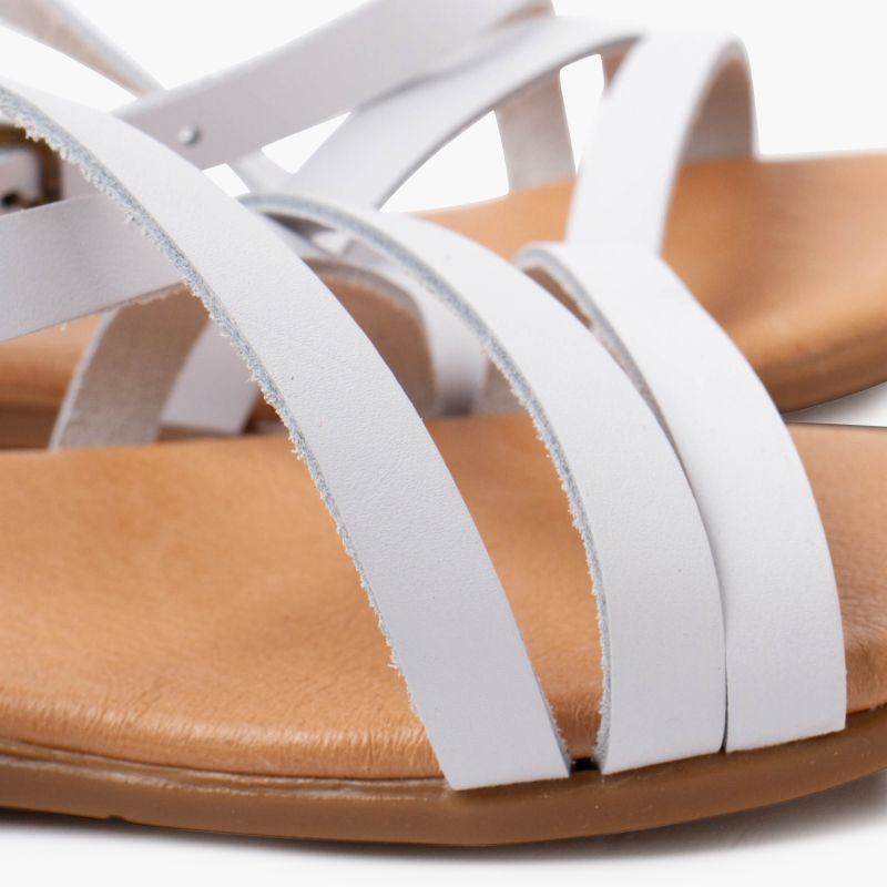 Mädchensandalen mit gekreuzten Riemen und Schnallenverschluss