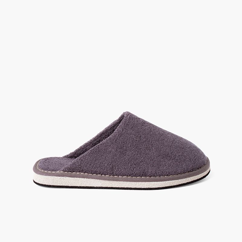 Kinderhandtuch mit geschlossenen Hausschuhen