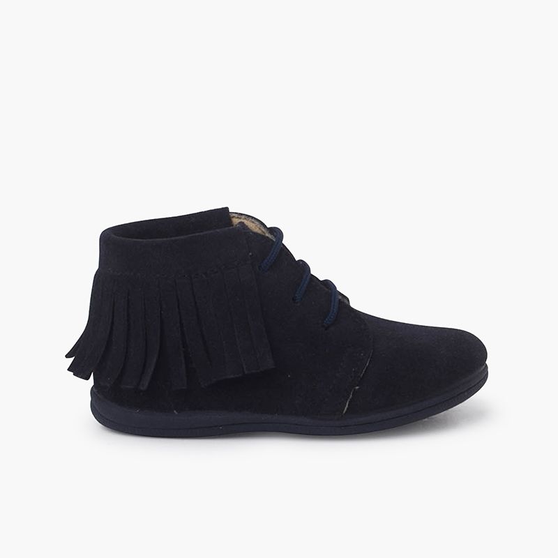 Stiefel mit Fransen und Schnürsenkeln für erste Schritte