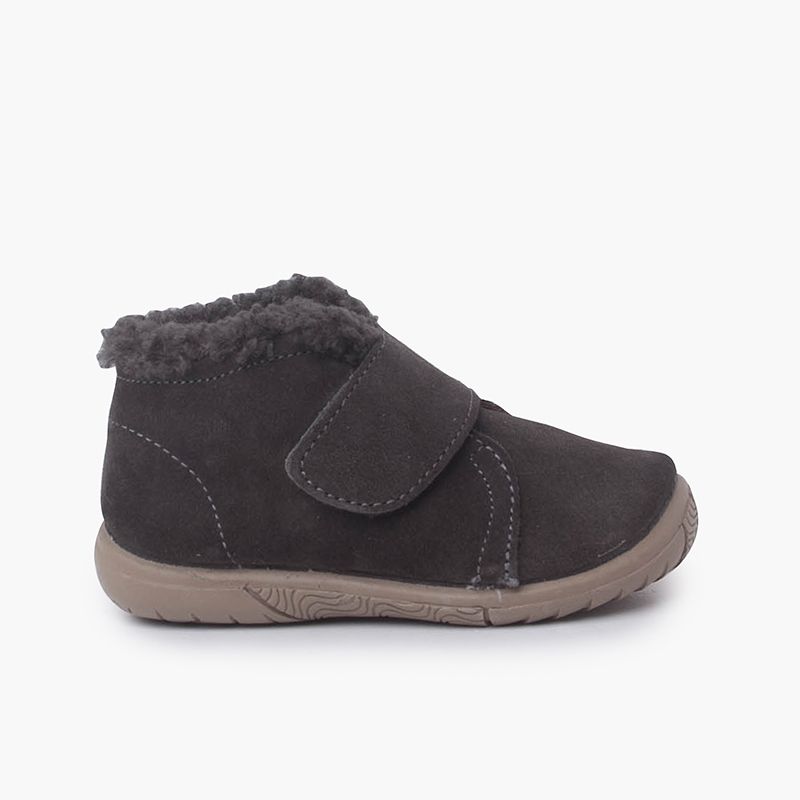 Stiefel mit Schaffellkragen und Klettverschluss