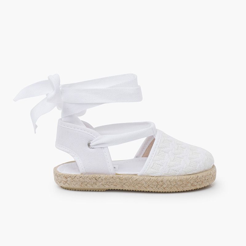 Espadrilles mit geflochtenem Effekt und Bändern