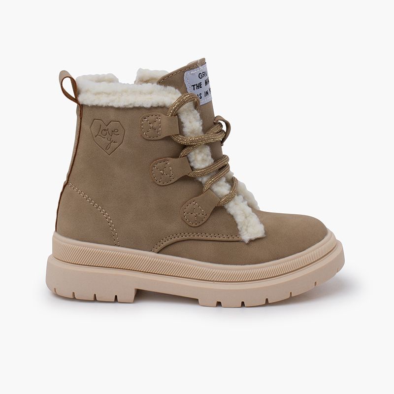 Stiefel mit Fell und Schnürsenkeln