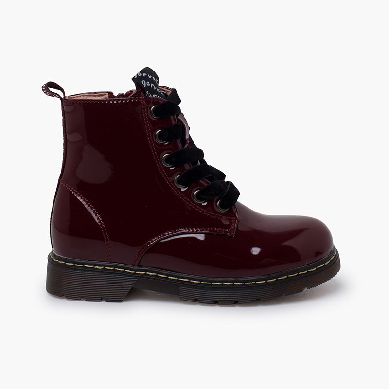 Stiefel mit Schnürsenkeln aus Samt im Lacklederstil