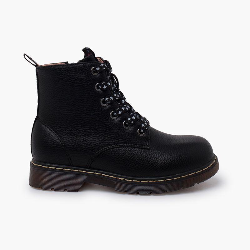 Stiefel mit Schnürsenkeln und Sternenmuster