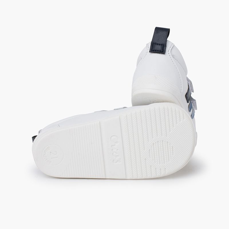 Sneaker mit seitlichen Streifen